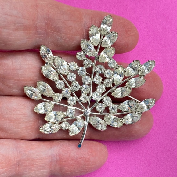Vintage B. DAVID Crystal Rhinestone Maple Leaf Brooch - Picture 4 of 6